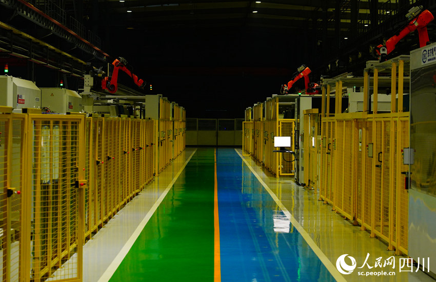 藏在一排排柜子里的智能加工机械昼夜一直地运转！！！！Ｈ嗣裢钦 王波摄